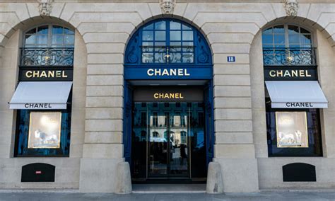 chanel boutique paris riot|Robbery at the Chanel boutique on avenue Montaigne .